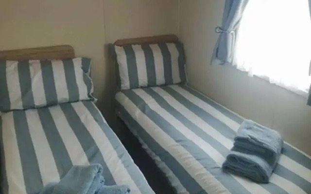 3 Bed Lodge - Sleeps 6 - Parking - Pets - Wifi