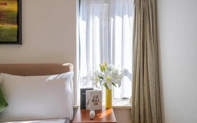 Tyms Luxury 2BR 1BA Apt Xujiahui Shops