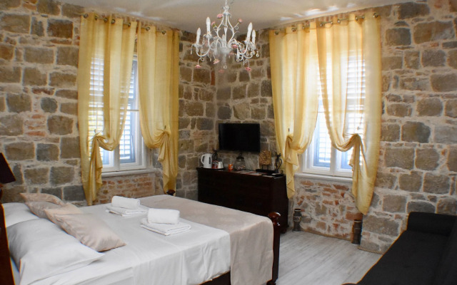 PIETRA ROSSA Luxury Rooms