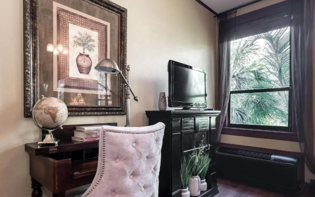 Hemingway Suites at Palm Beach Hotel Island