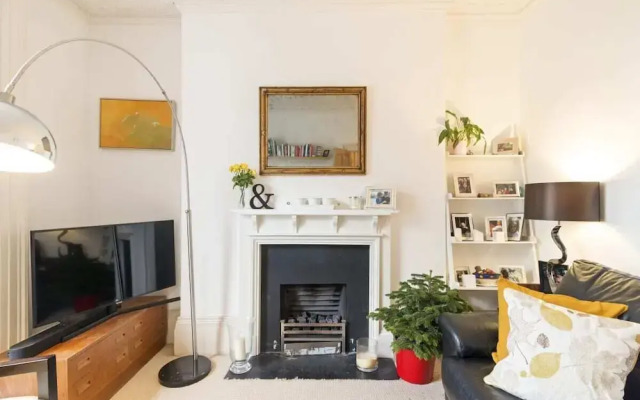Contemporary 1 Bedroom Apartment in Hammersmith, London