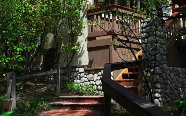 Saddleback Inn