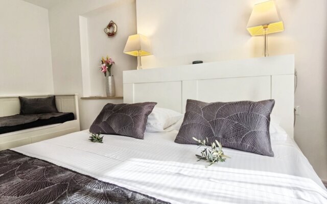 Boutique Rooms - With Pool - 3 - R103