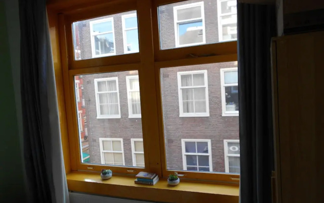 Room in Amsterdam Center No Parties Allowed