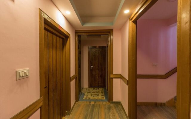 Oyo 611 Hotel Everest Regency