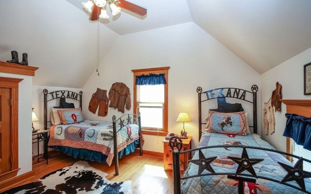 Texana Guesthouse 3 Bedroom Home by Redawning