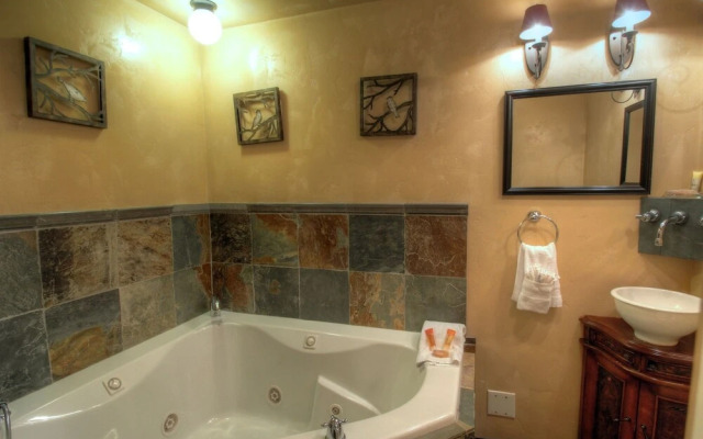 127 Ridgepoint 3 Bedroom Townhouse by RedAwning