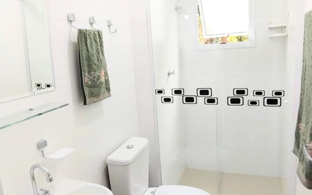 Apto Centro Ubatuba com Varanda Gourmet, Suíte e Piscina