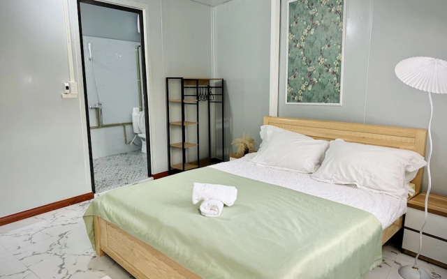 Local Me - Exclusive Centre House