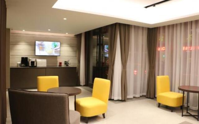 Отель Homeinn Plus Shanghai People Square East Jinling Road