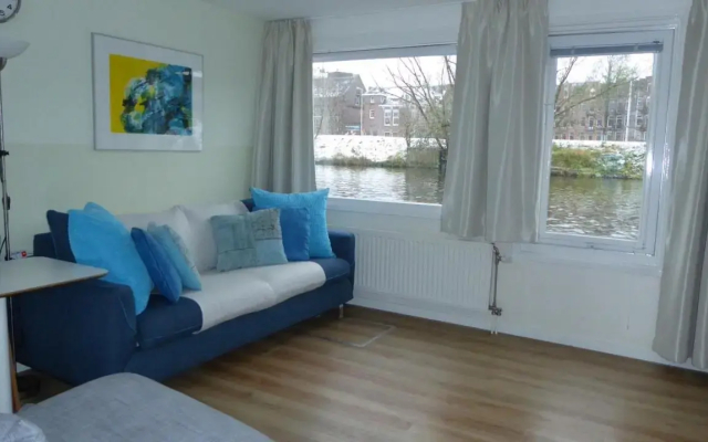 Houseboat In The Center, 5 min walk to Tropical Museum, Free Wifi! - Hotel in Amsterdam - Photo 3