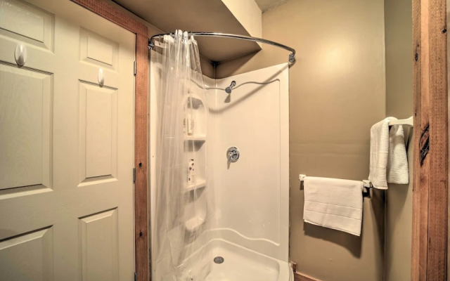 Decks & Mountain Views: Waynesville Getaway!