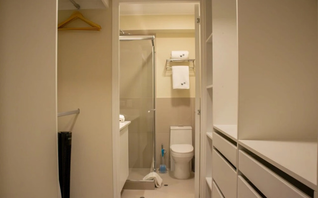 w Striking 1BR w Perfect Balcony Near Kennedy Park