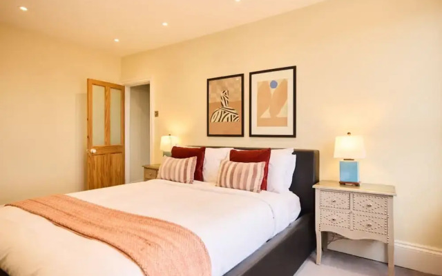 The Peckham Hideaway - Bright 3bdr Flat
