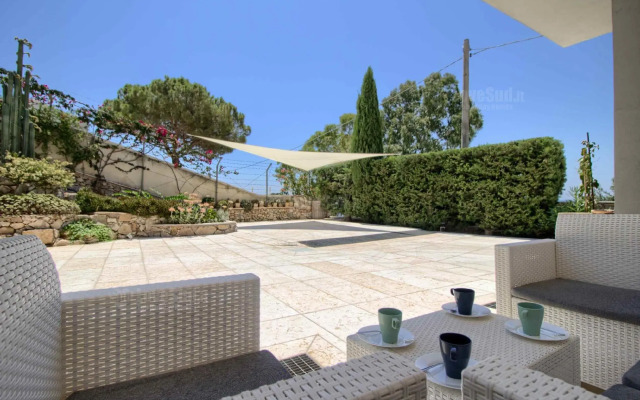Apt B - Beach View Villa Controvento