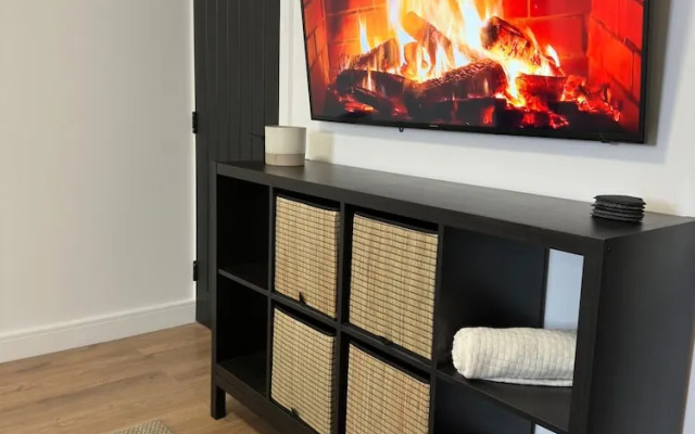 House-sleeps8-parking-garden