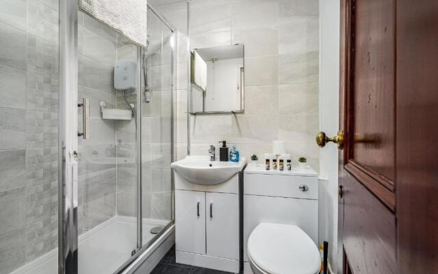 Caledonia Suite, Netflix, Free Parking