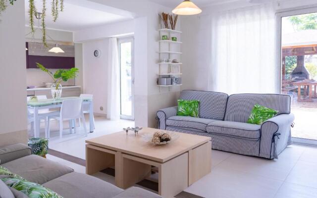 Wonderful Emerald and Gold Apartments with Parking