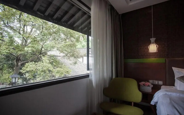 Yurong West Lake Cottage Resort