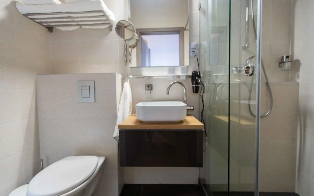 Premium Rooms by Hi5 - Style at the Comedy Theater