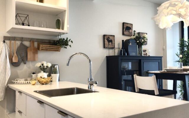 Cozy Apartment with Riverside Views