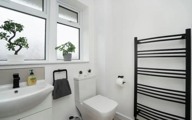 Modern 4 Bed House-free Parking
