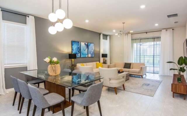 Beautiful Themed Vacation Home With Pool St5509