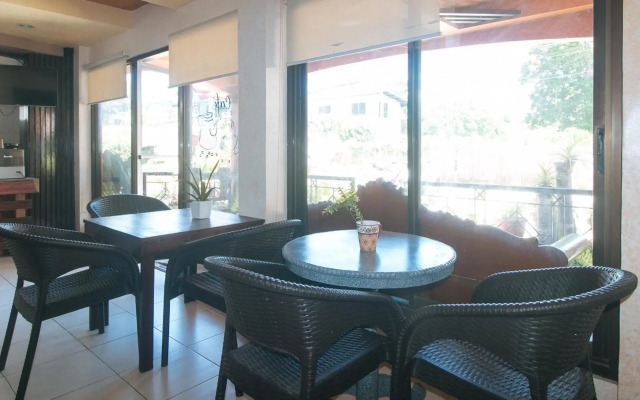 OYO 426 Coco Grove Tourist Inn