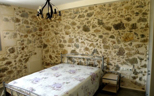 "tratidional House in Kalivos"