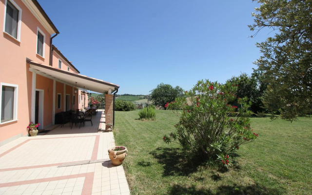 Villa Diana, Marche - intera struttura con piscina