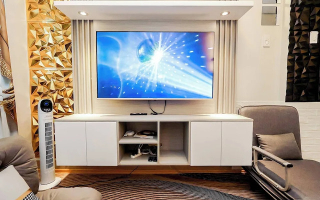 Sapphira Manor Luxurious Condo by the Bay