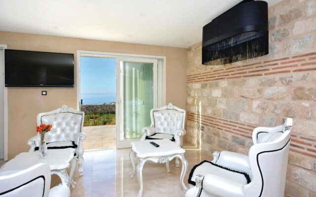 Awesome Home in Podstrana With Wifi and 8 Bedrooms