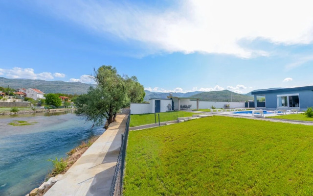 Sweet Retreat-Buna Riverside with pool