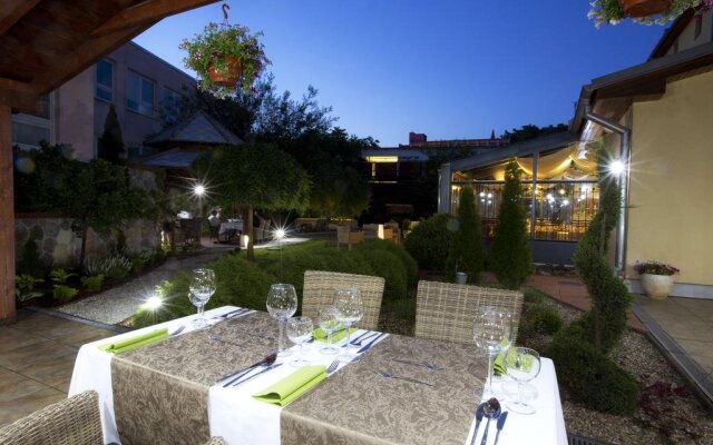 Hotel Golden Eagle