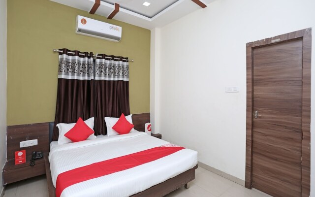 OYO 12376 Hotel Dhanraj