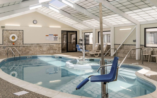 Comfort Inn & Suites West Springfield