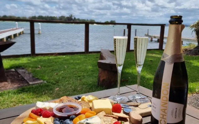 Serenity by the Lake - Romantic Waterfront Couple's Getaway