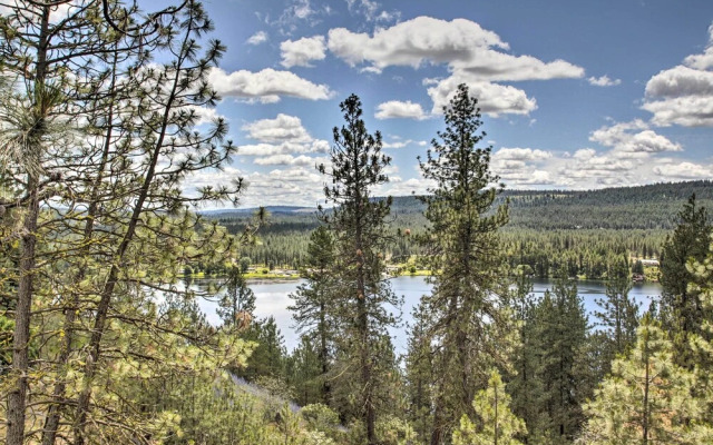 Nine Mile Falls Hideaway: Scenic Retreat on River