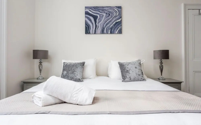 Cuthbert House - Donnini Apartments