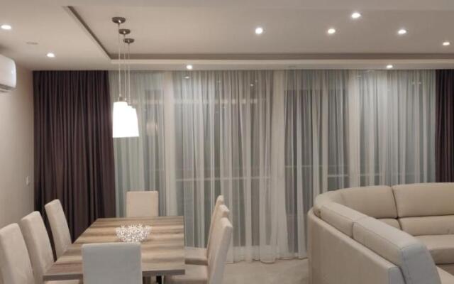 Wileg 4B Luxury Two Bedroom Apartment with Shared Swimming Pool.