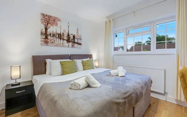Modern 4 Bedroom Hse Garden in Feltham