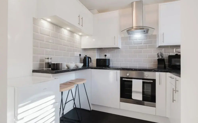 Corner House - Bright 2BD in Cheltenham