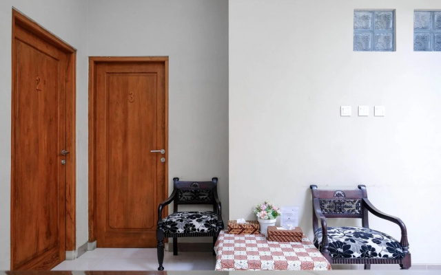 Grha Minggiran Homestay Yogyakarta Mitra RedDoorz – Guest Rooms – Yogyakarta