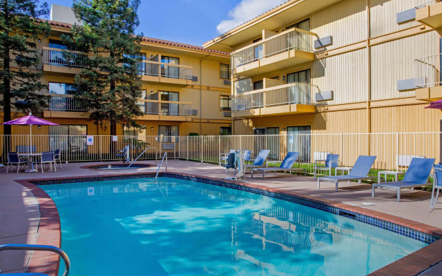La Quinta Inn & Suites by Wyndham Oakland - Hayward