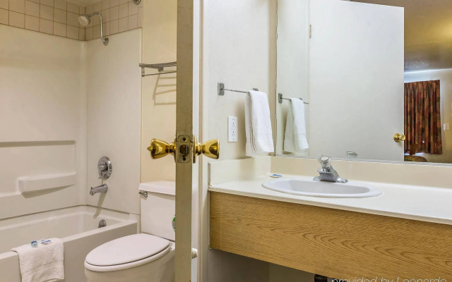 Rodeway Inn Magic Mountain Area