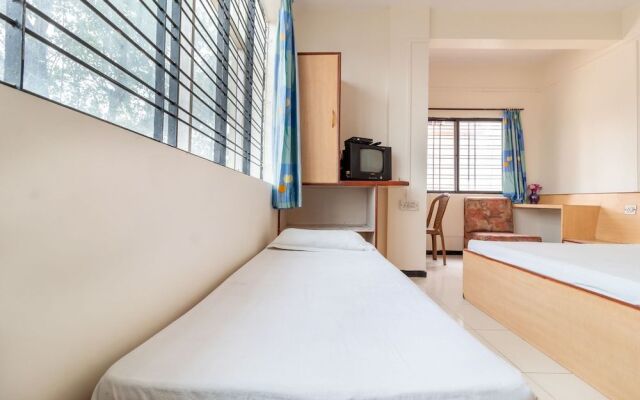 SPOT ON 37458 Hotel Rahi