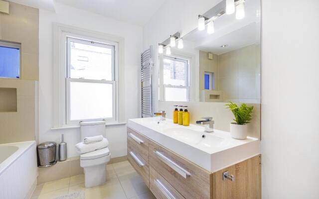 London House Sleeps 12 Free Parking Wifi