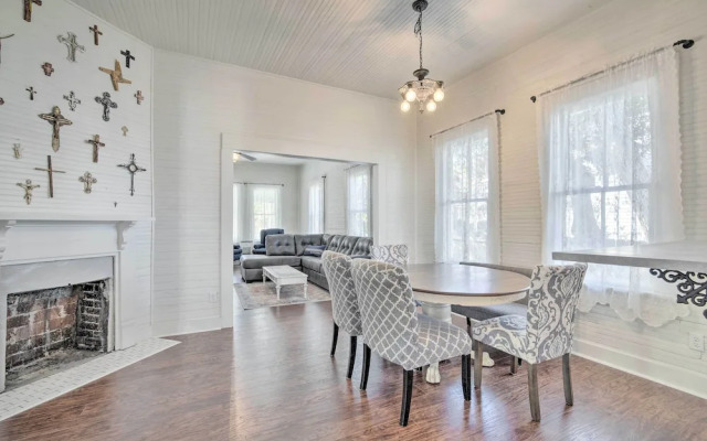 Charming 100-year-old Home < 1 Mi to Downtown