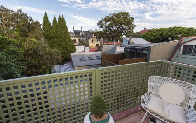 Executive 2 Storey Apartment with Pool