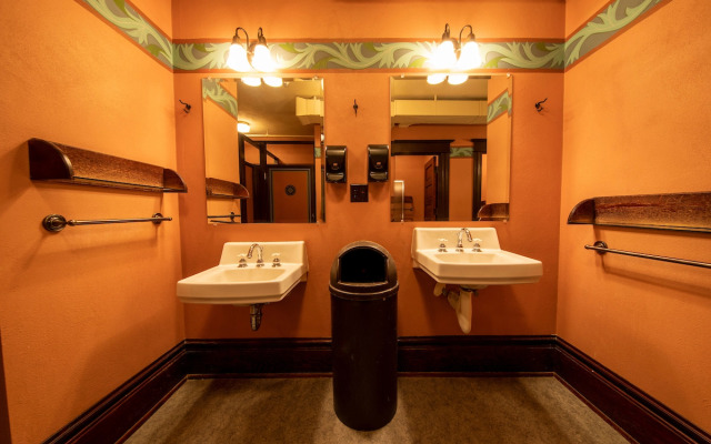 McMenamins Hotel Oregon